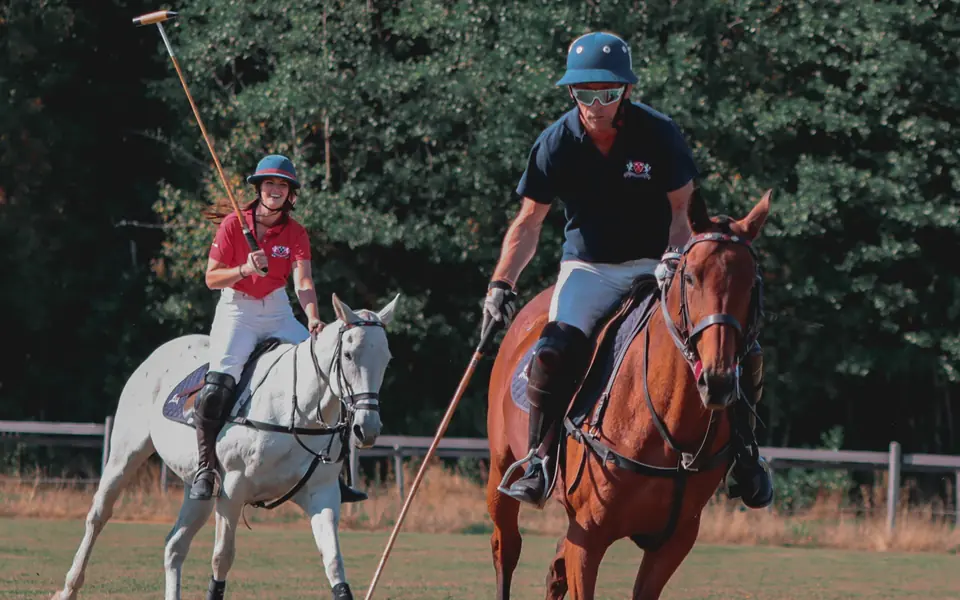 To polospillere i galopp på banen
