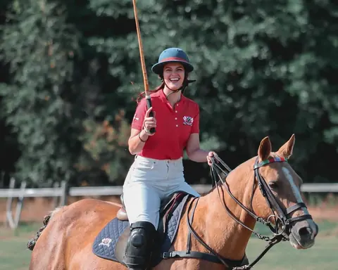Smilende rytter i rød poloskjorte